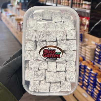 Doppelgerösteter Lokum mit Pistazien und Puderzucker