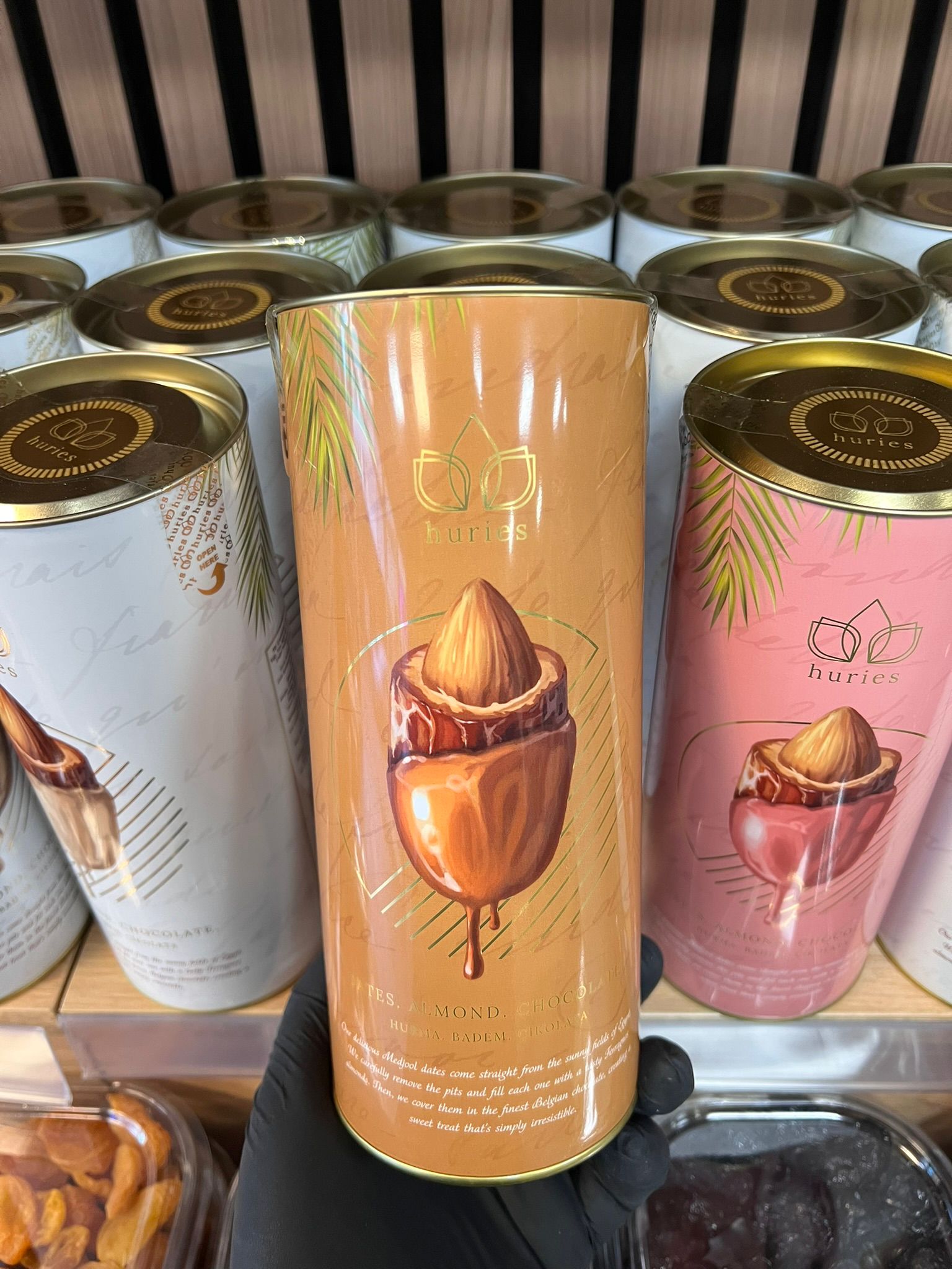 KARAMELL-SCHOKOLADE-UMHÜLLTE MANDEL-DATTELN 3 KARAMELL-SCHOKOLADE-UMHÜLLTE MANDEL-DATTELN